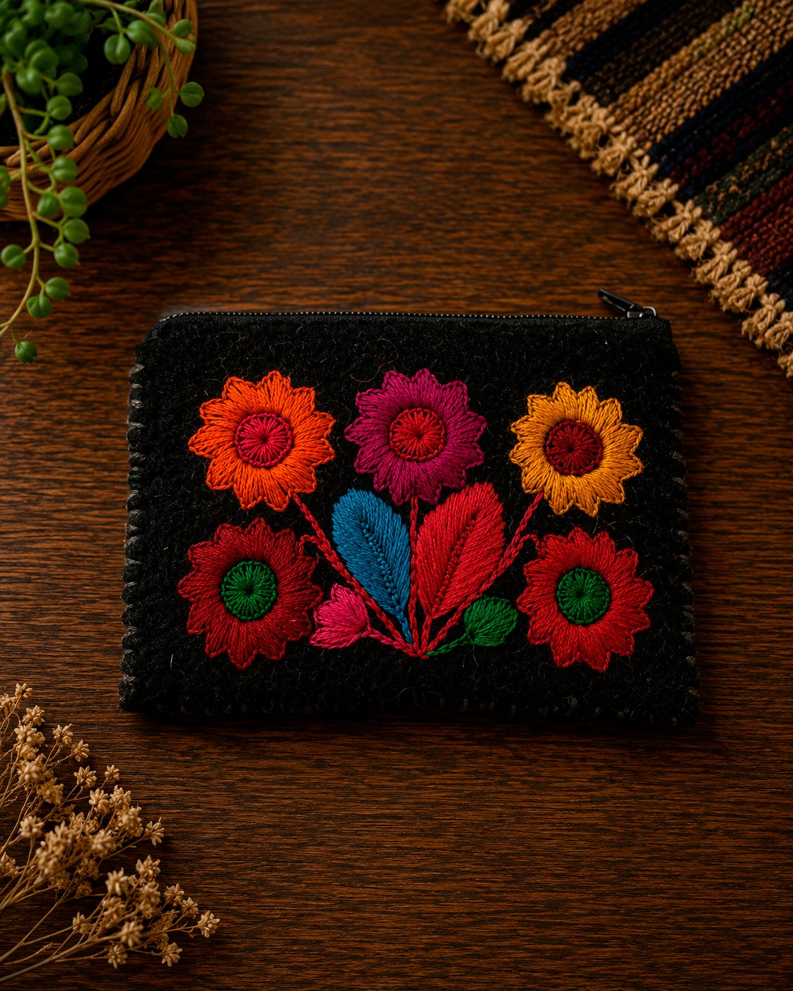 Bolsita negra bordado de girasoles