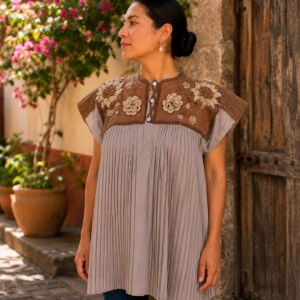 Huipil beige tradicional de Chamula con tejido café