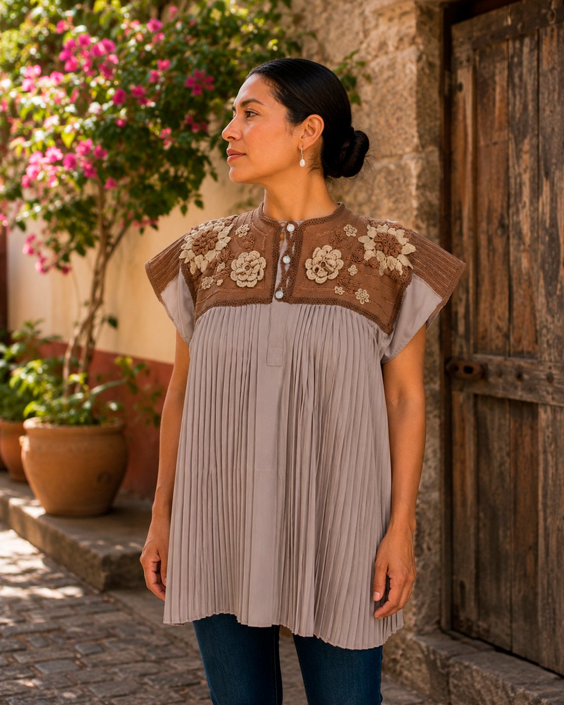 Huipil beige tradicional de Chamula con tejido café