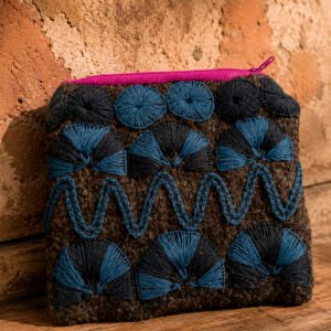 Bolsita negra con bordado de abanico azul