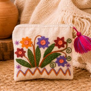 Bolsita blanca bordado de flores 3